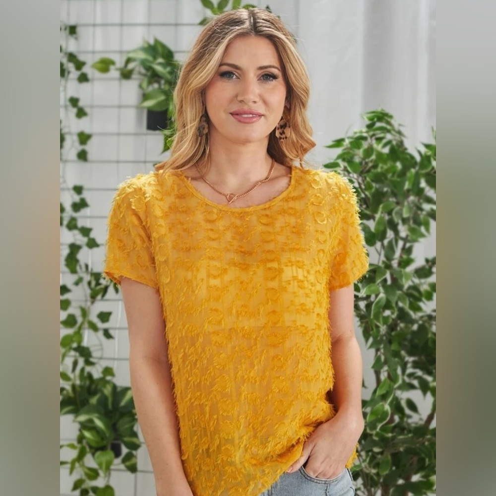 💛 NWOT! Emery Rose Eyelash Textured Blouse